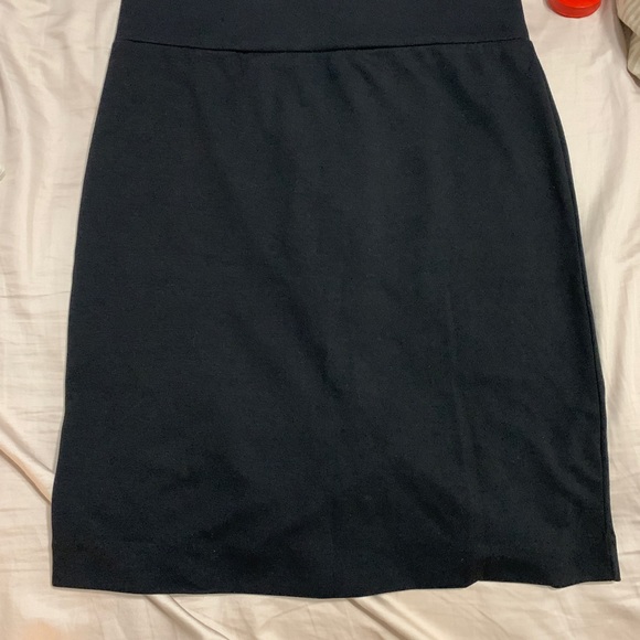 Joe Fresh size 4 women’s black skirt with zipper at the back - Picture 4 of 6